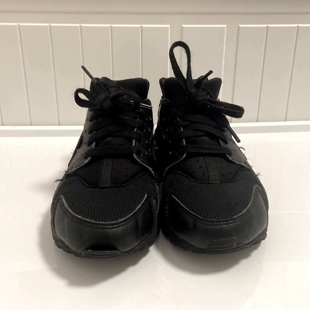 I am selling a pair of Nike huaraches.